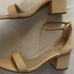 Women’s $74.99 Low Chunk Heels, Size 8.5